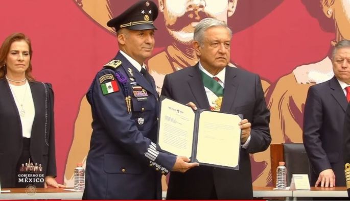 El Ejército refrenda su lealtad a AMLO; entregan reconocimiento a piloto que trasladó a Evo