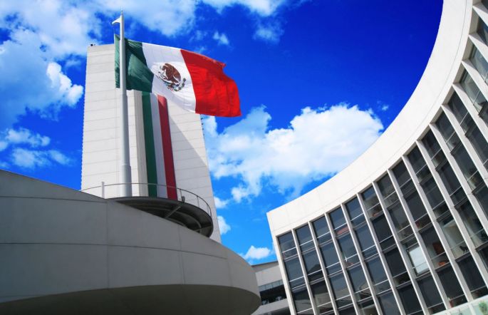 Según una encuesta pagada por ellos mismos, 5 de cada 10 personas aprueban el trabajo de las y los Senadores