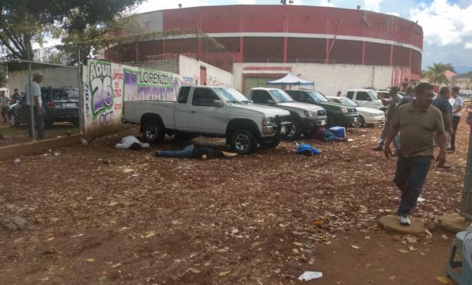 Comando armado ataca tianguis de autos en Michoacán; hay 5 muertos  