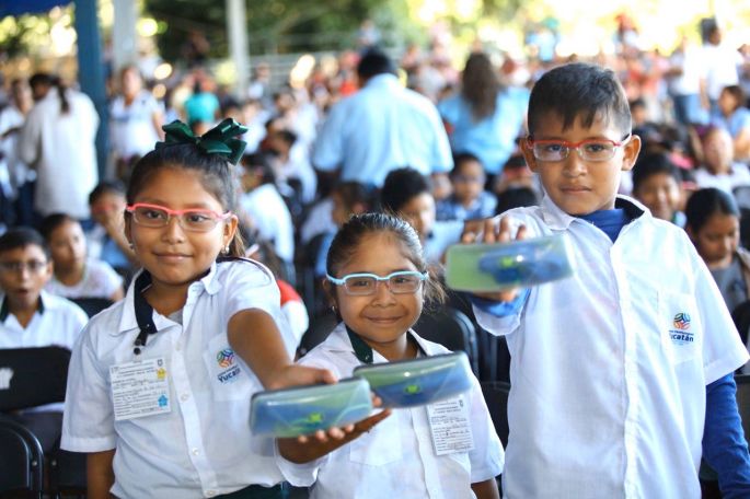 Entrega de lentes gratuitos de la Fundación “Ver bien para aprender mejor”  
