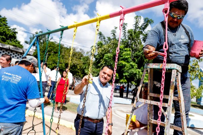 Renán Barrera entrega obras de pavimentación en la colonia Emiliano Zapata Oriente