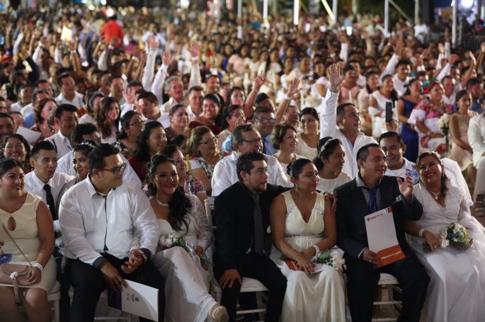 Boda masiva en Xmatkuil, 430 parejas yucatecas formalizan su unión