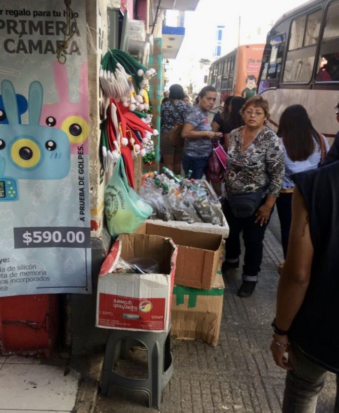 Estorba el paso a los peatones una vendedora ambulante 