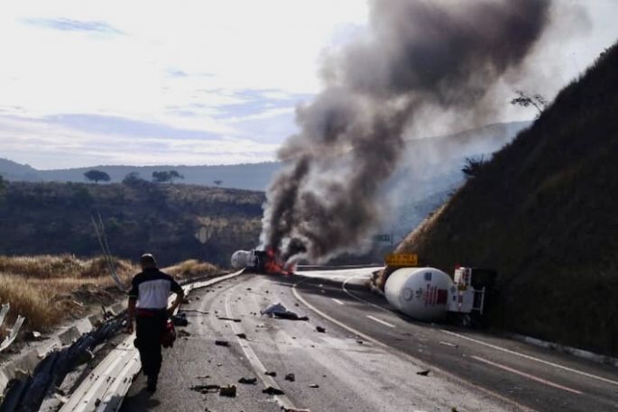 Se incendia pipa que transportaba amoniaco en la Pátzcuaro-Cuitzeo; hay un muerto 