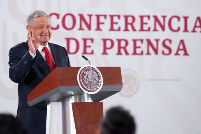 Analiza AMLO enviar iniciativa para reducir presupuesto a partidos políticos