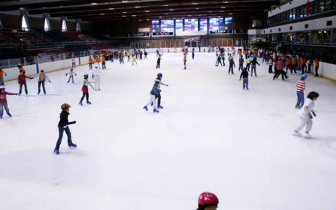 Instalarán Pista de patinaje sobre hielo, entre otros atractivos en la Central de Abastos