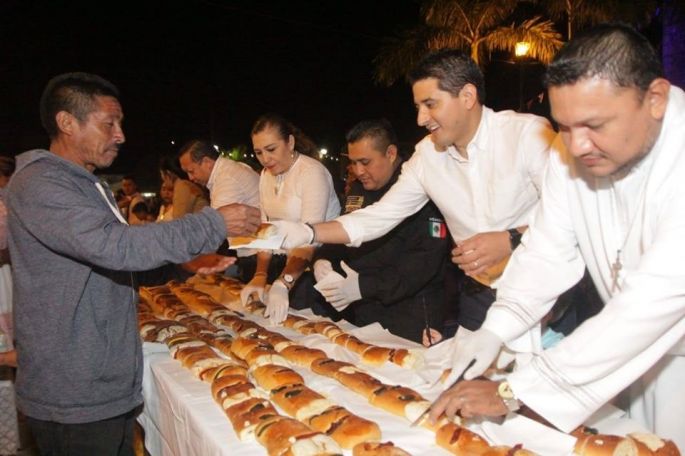 Tradicional corte de rosca de reyes en Tekax 
