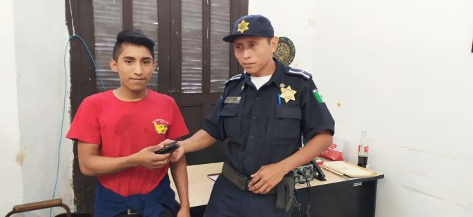 Ciudadano honrado, devuelve cartera con más de 6 mil pesos 
