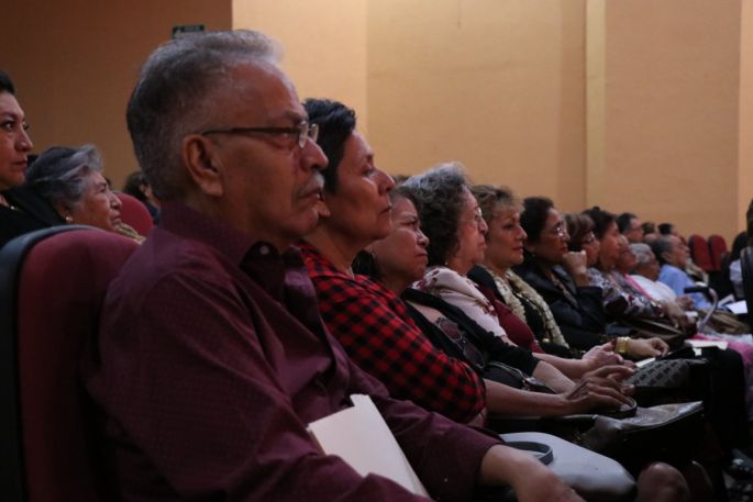 Universidad de los Mayores permite el aprendizaje continuo, entregan constancias a 255 personas