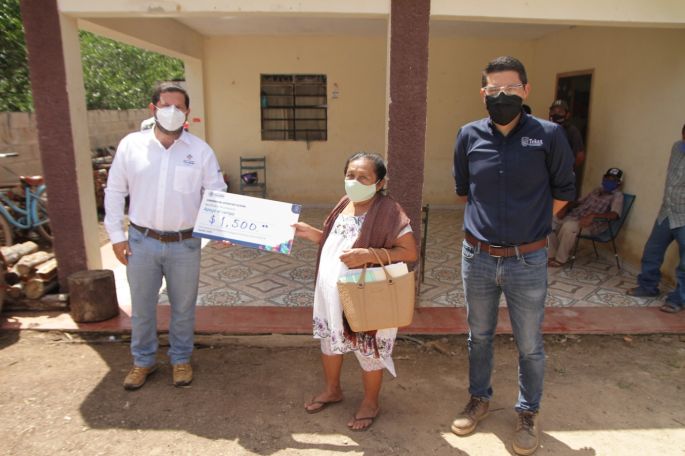 Entregan apoyos a productores de Tekax
