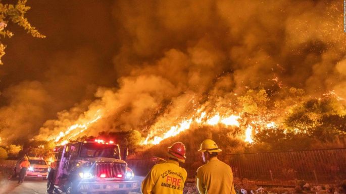 Incendios en California desplazan a decenas de miles de personas