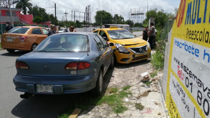 La imprudencia de un taxista ocasiona aparatoso accidente en la Colonia Mayapán