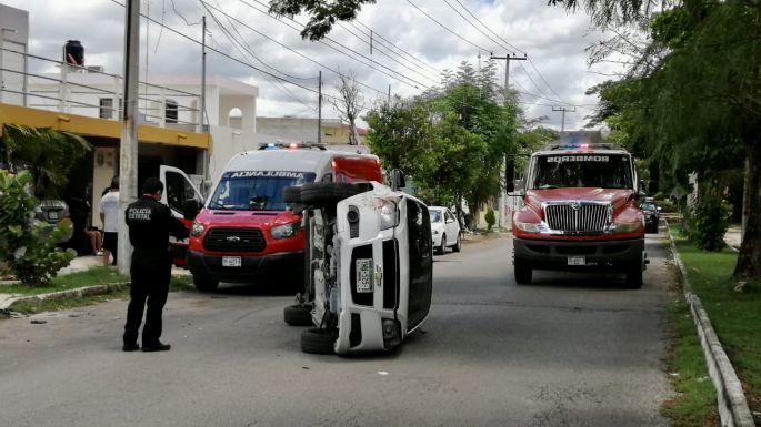 Fuerte choque con volcadura incluida en el Fracc Del Parque 