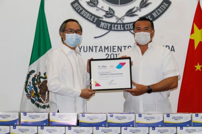 La comunidad China dona al Ayuntamiento de Mérida 30,000 cubrebocas