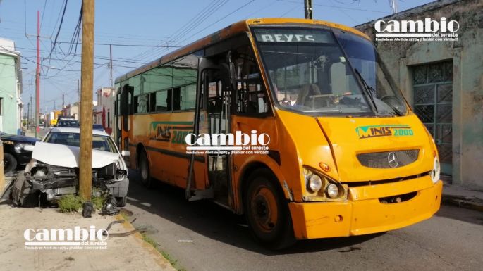 Se vuela el alto y le desbaratan su auto 