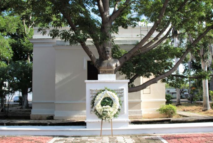 Autoridades y familiares realizan ofrenda floral a Antonio Mediz Bolio