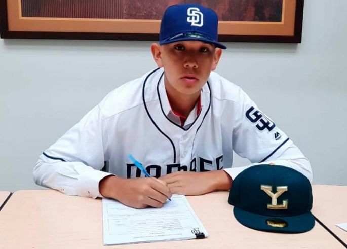 Joven prospecto melenudo firma con los Padres de San Diego