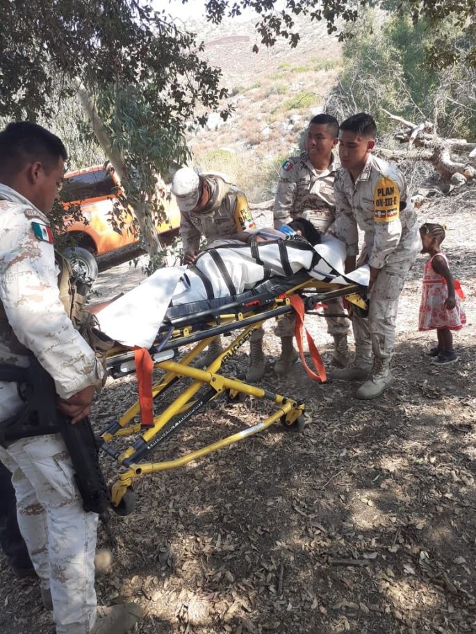 Rescatan a doce personas migrantes, entre ellas dos mujeres embarazadas en la zona montañosa de La Rumorosa
