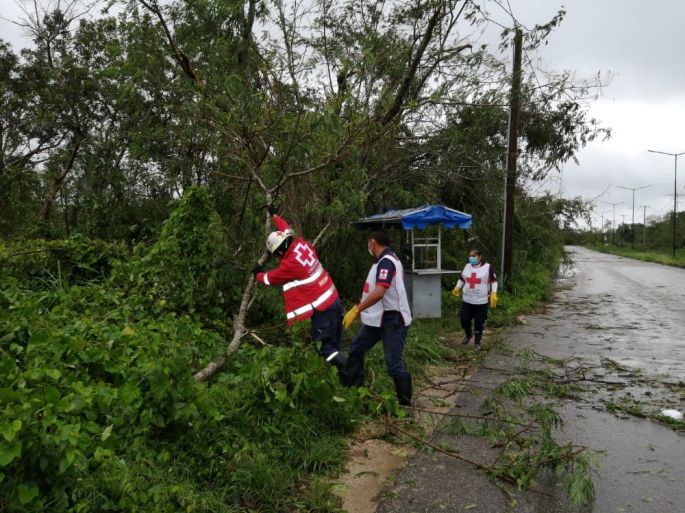 Voluntarios de la Cruz Roja recorren la zona oriente de Yucatán tras el paso del huracán Zeta