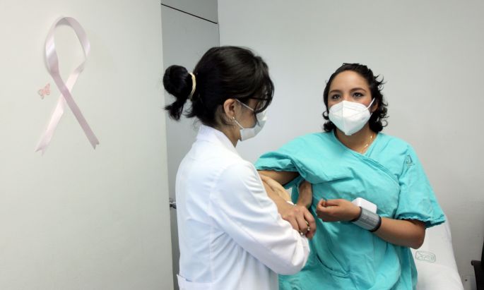 Autoexploración, detección y tratamiento temprano, la mejor fórmula contra el cáncer de mama: IMSS