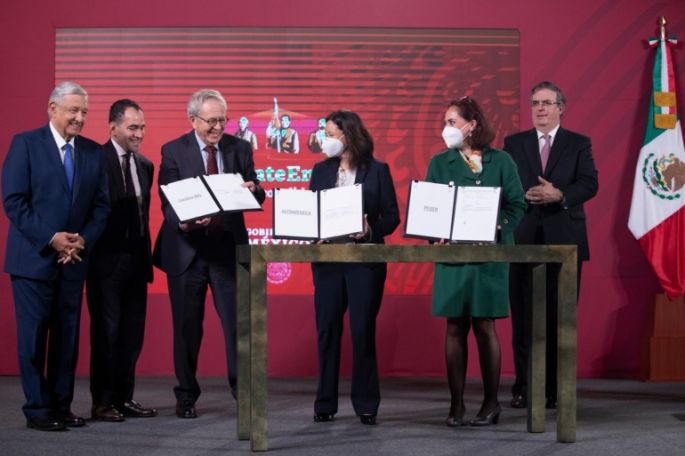AMLO firma acuerdo con farmacéuticas para anticipar compra de vacunas contra COVID-19