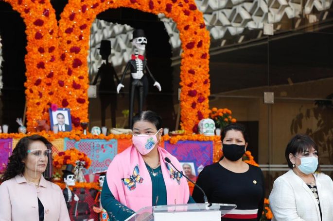 La diputada Dulce María Sauri Riancho inauguró en la Cámara de Diputados la ofrenda de Día de Muertos