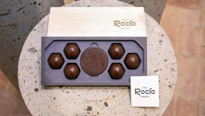 Critican a hijos de AMLO por usar Escudo Nacional en sus chocolates 