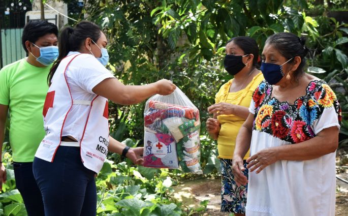 La Cruz Roja distribuye alimentos para familias de comisarías de Mérida