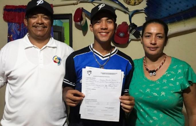 Leones firma prospecto con gran poder en su bateo 