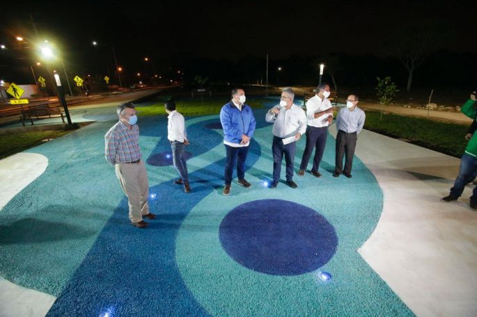 El alcalde Renán Barrera Concha entrega andadores y trabajos de iluminación en “Ya’axtal”