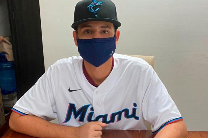 Los Marlins firman a valioso prospecto melenudo
