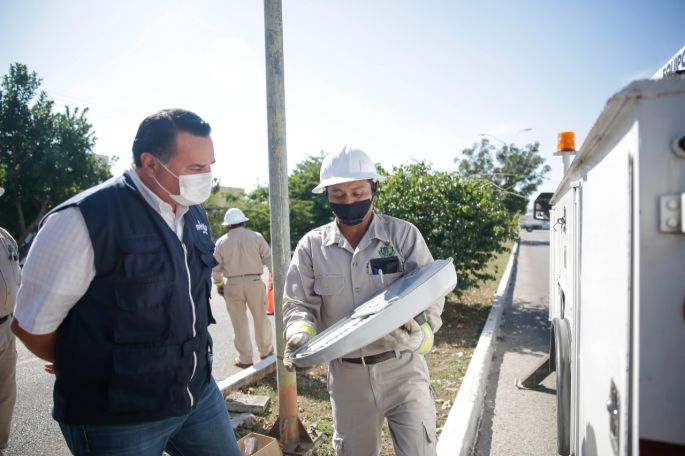 Avanza a buen ritmo la renovación de luminarias en el municipio, afirma el alcalde Renán Barrera