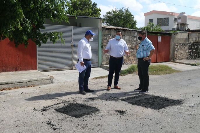 Avanzan trabajos de bacheo gracias a los reportes ciudadanos hechos a través de Ayuntatel, señala el alcalde Renán Barrera Concha