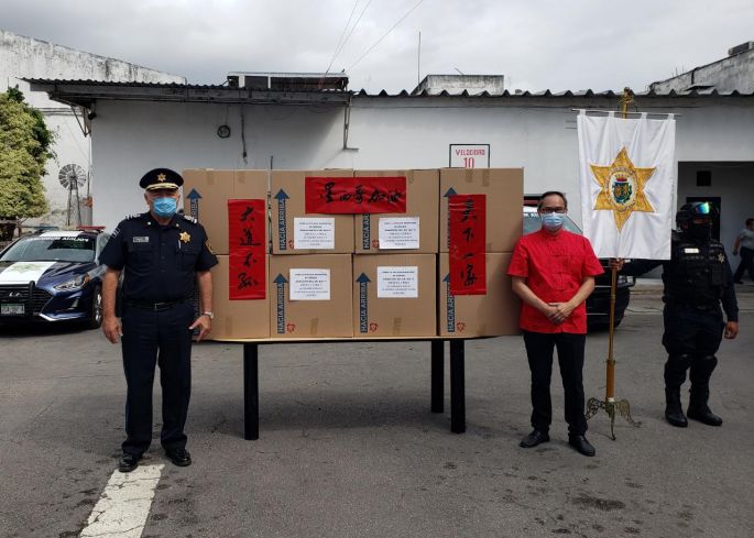 Asociación China dona a la Policía Municipal de Mérida cubrebocas y caretas
