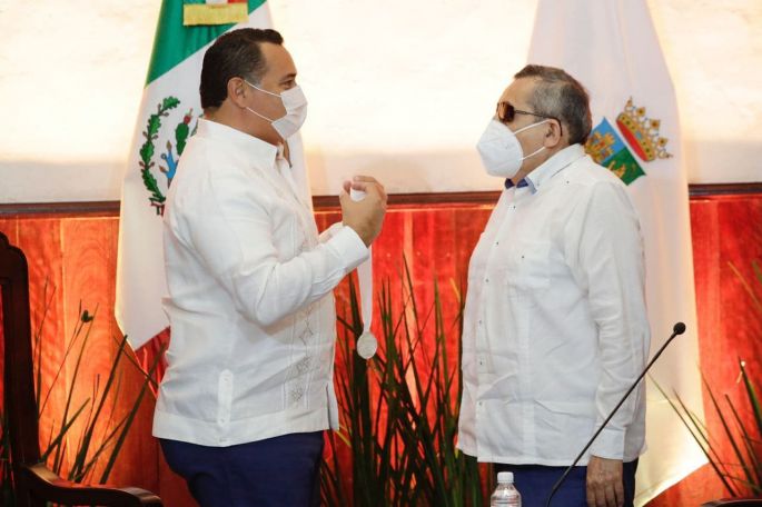 El alcalde Renán Barrera entrega la Medalla “Silvio Zavala Vallado, a la Cultura y las Artes 2021” al Dr. Rubén Reyes Ramírez