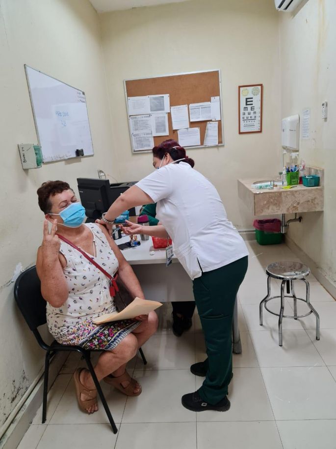 Continúa IMSS Yucatán vacunación covid a adultos mayores 