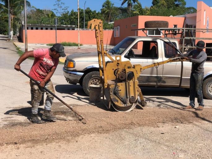 Intenso programa de bacheo en Tinum 