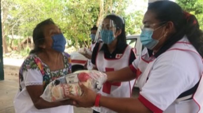 Voluntarios de Cruz Roja distribuyen despensas a familias vulnerables de Yaxcabá.