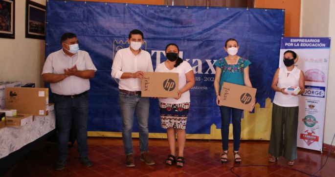 El alcalde de Tekax, Diego Ávila, entrega laptops y teléfonos celulares para apoyar la educación en línea