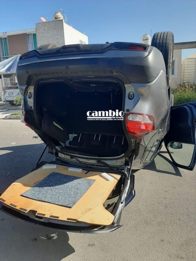 Se da a la fuga después de causar aparatoso accidente en Ciudad Caucel 