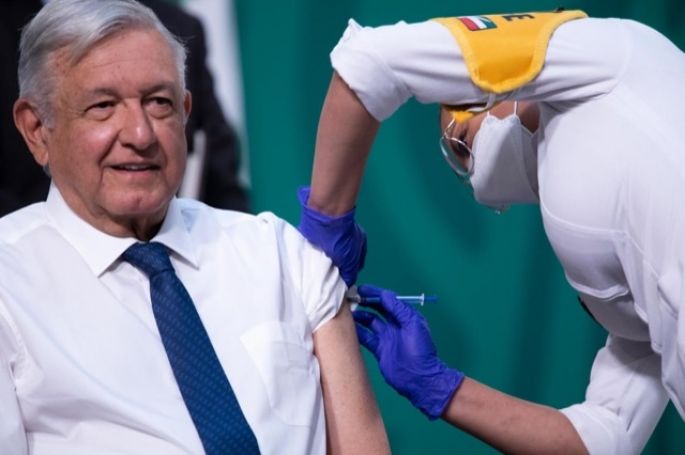 AMLO se vacuna contra COVID-19; llama a personas adultas mayores a protegerse