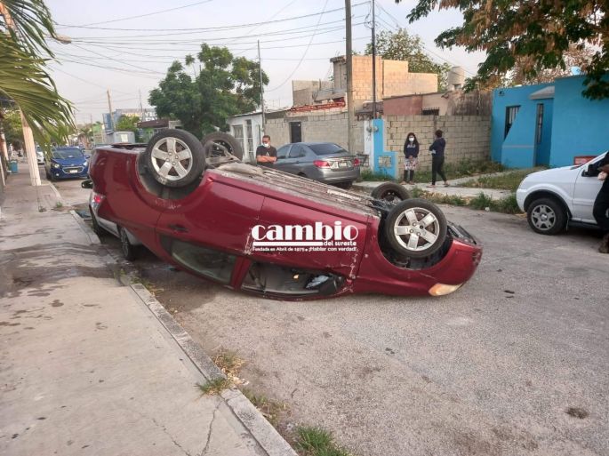 Se duerme al volante y acaba volcado en Juan Pablo II