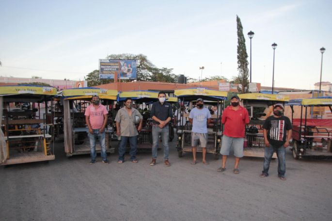 Diego Ávila entrega apoyos al transporte público de Tekax