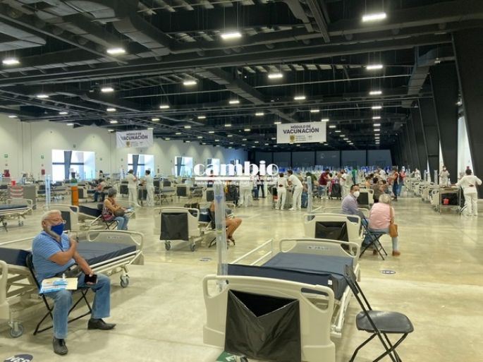 Caras sonrientes encuentran los adultos mayores que van a vacunarse al Centro de Convenciones Siglo XXI
