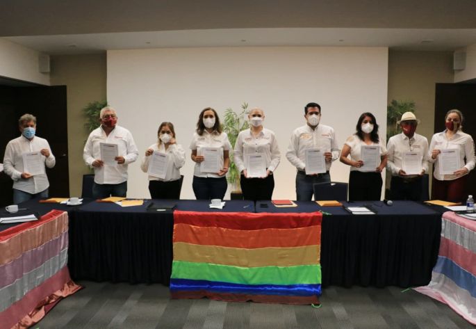 Firma Vero Camino agenda del colectivo LGBTTTIQ+ de Yucatán