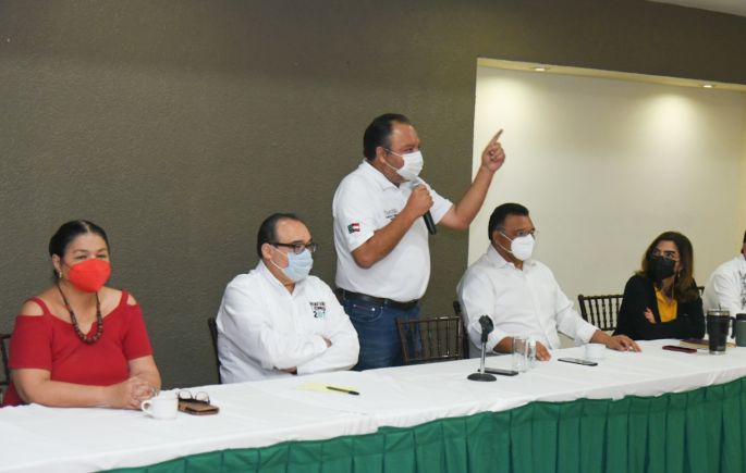 Ex gobernadores priistas de Yucatán ofrecen su apoyo a los candidatos del PRI 