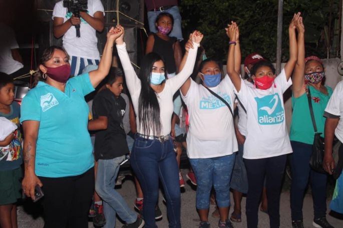 En intensa caminata, Natalia Mis Mex recibe el afecto y apoyo de las familias
