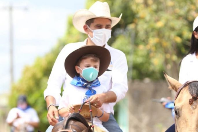 “¡Sigamos avanzando!”, dice Diego Ávila en concurrida cabalgata en Tekax