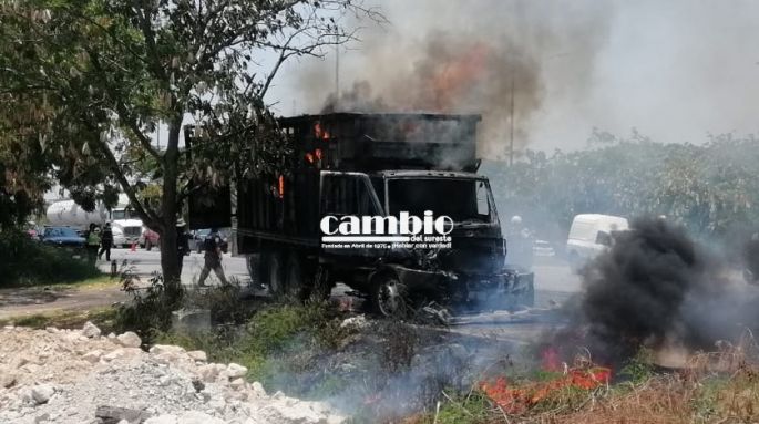 El fuego consume camión de carga en periférico 