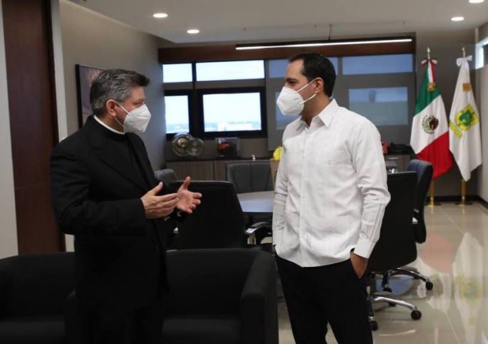 Recibe el Gobernador Mauricio Vila Dosal la visita de Monseñor Fermín Sosa Rodríguez